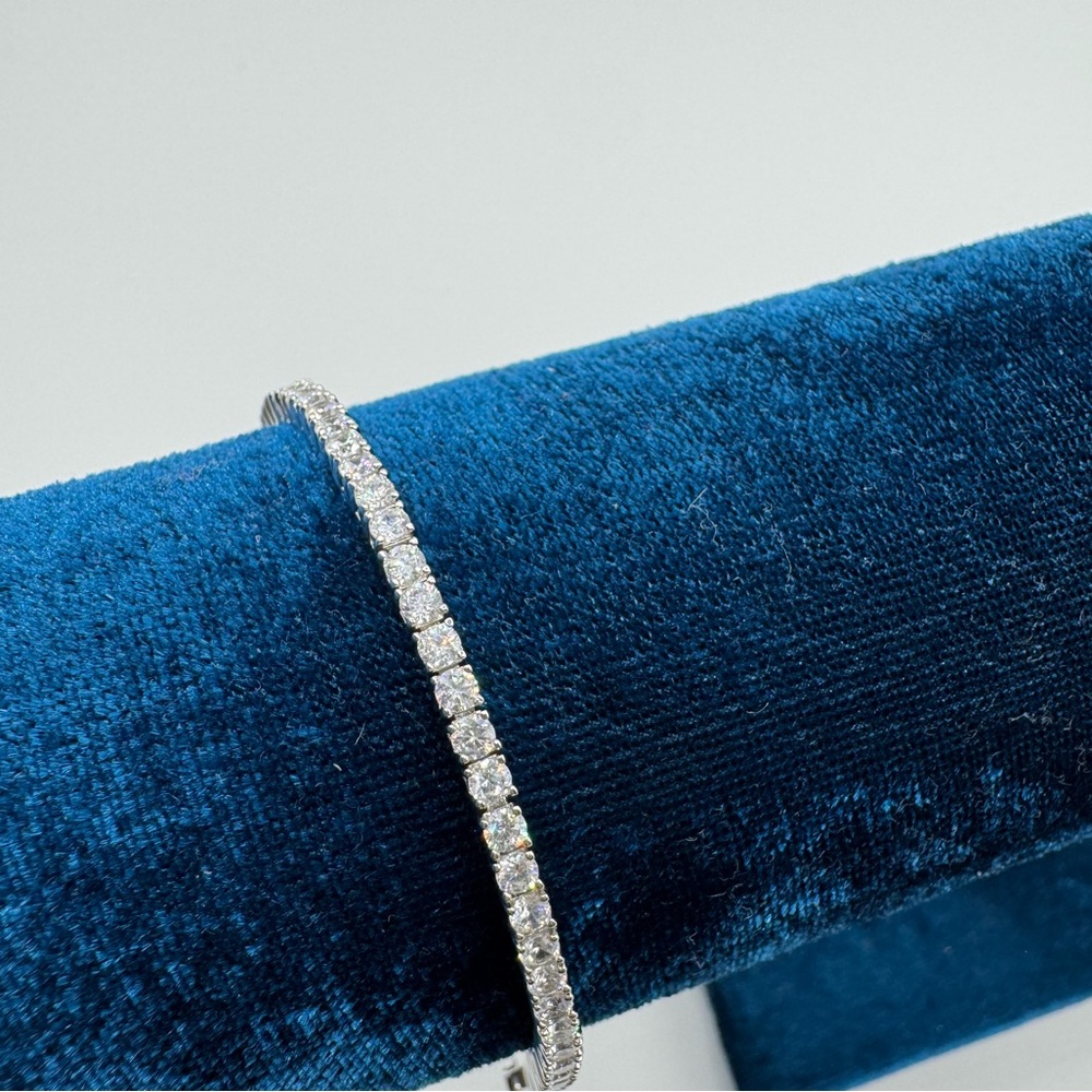 18k 9.2ct Tennis Bracelet - Picture 3 of 14